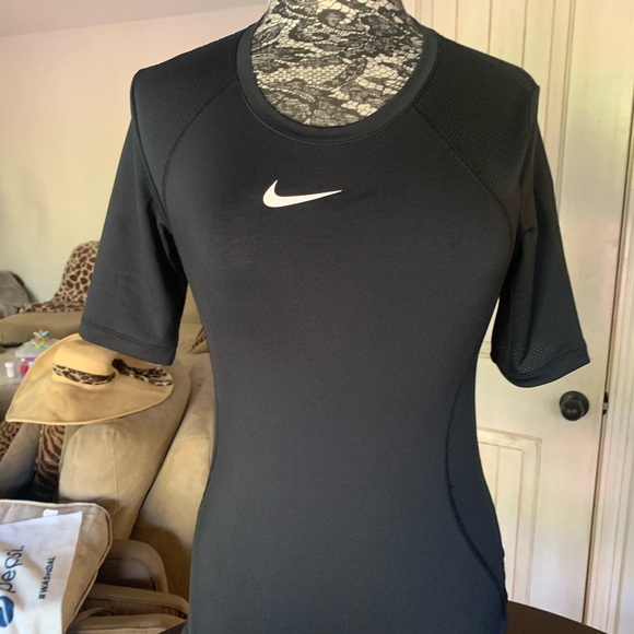 🌺CLOSET CLOSING EVERYTHING MUST GO🌺$23 RETAIL $48🌺NWT NIKE TOP🌺 - Picture 8 of 9